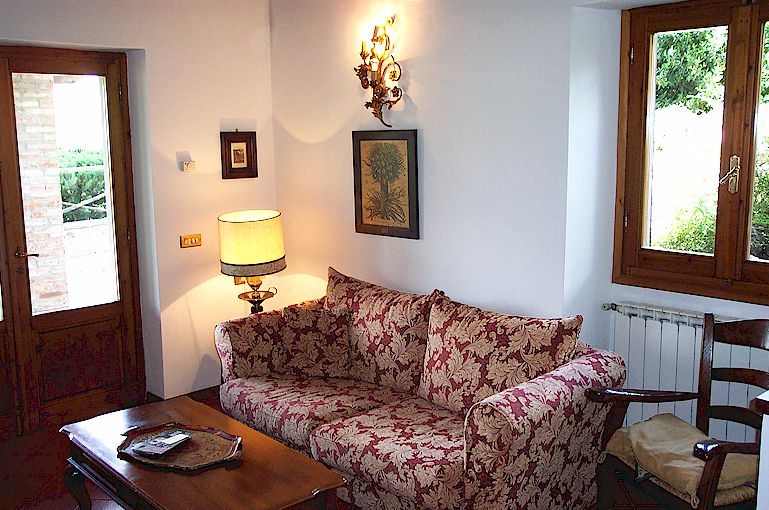 Apartment Carlotta — living area with traditional Tuscan decor