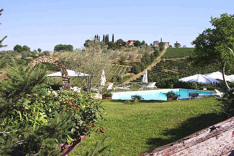 Vignoble et gazebos à la ferme Falciani dans le Chianti