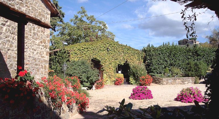 Extérieur de la ferme en pierre typique de la campagne toscane