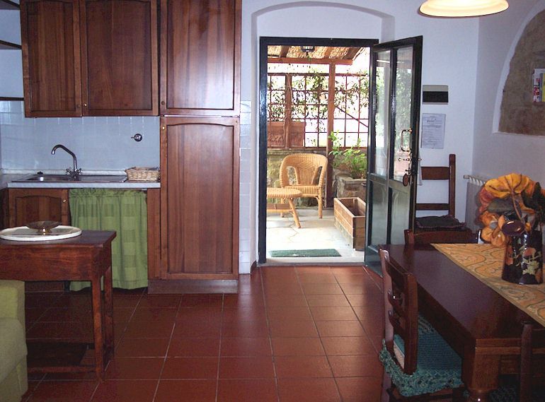 Apartment Milly — spacious room with terracotta floors