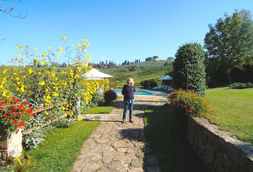 Apartment Patrizia — bright bedroom with countryside views