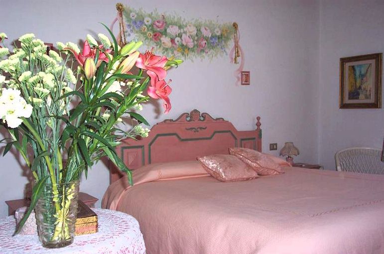 Apartment Rosa — intimate bedroom with warm colors