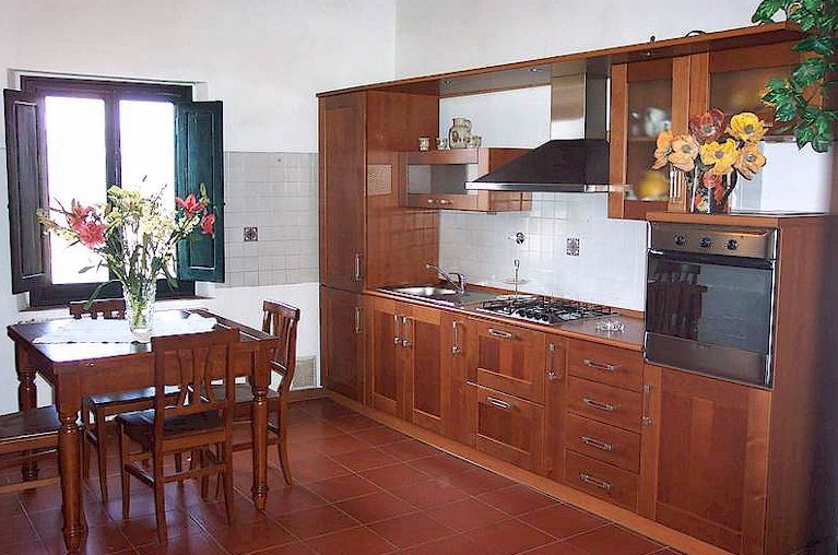 Rosa Küche und Wohnbereich